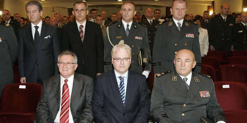 Predsjednik Ivo Josipovic na svecanoj akademiji povodom obiljezavanja Dana Pobjede i Domovinske zahvalnosti u Domu HV-Zvonimir na Kresimirovom trgu. Josipovic je dodijelio nagrade, priznanja i promaknuca djelatnicima MORH-a. Na slici s lijeva na desno: Br