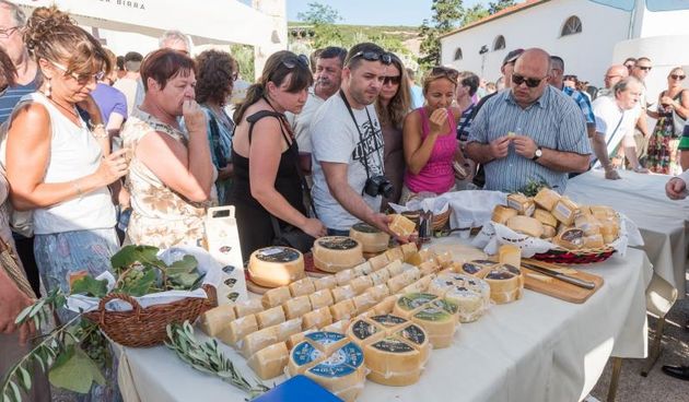 Kolan: Na prvoj Fešti od sira posjetitelji uživali u paškom siru, pršutu, vinu i maslinovom ulju, Photo: Dino Stanin/PIXSELL