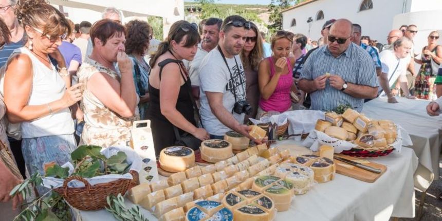 Kolan: Na prvoj Fešti od sira posjetitelji uživali u paškom siru, pršutu, vinu i maslinovom ulju, Photo: Dino Stanin/PIXSELL