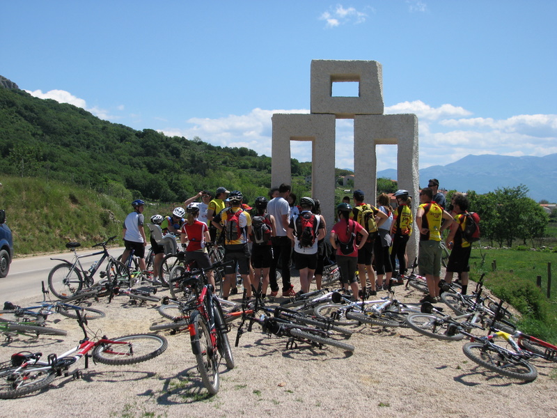 Crna ovca u Baški na otoku Krku Crna ovca u Baški na otoku Krku