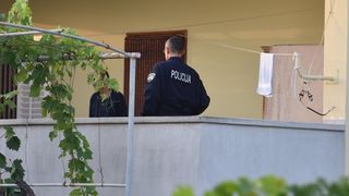 Policijski očevid u obiteljskoj kući u Vrsima, gdje se dogodilo ubojstvo i samoubojstvo Policijski očevid u obiteljskoj kući u Vrsima, gdje se dogodilo ubojstvo i samoubojstvo