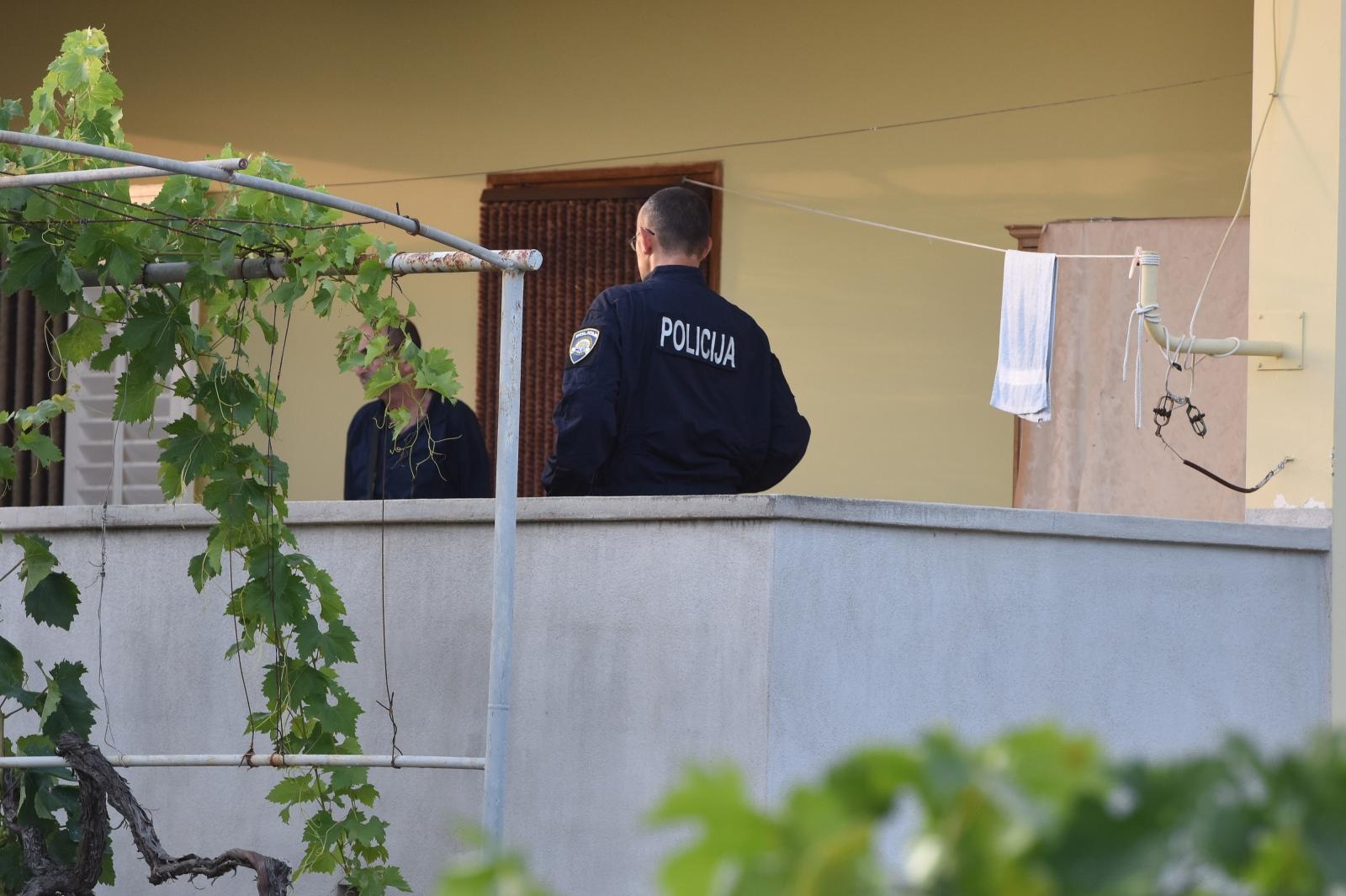 Policijski očevid u obiteljskoj kući u Vrsima, gdje se dogodilo ubojstvo i samoubojstvo Policijski očevid u obiteljskoj kući u Vrsima, gdje se dogodilo ubojstvo i samoubojstvo