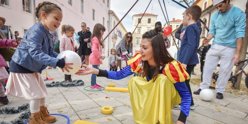 Najmladji uzivali u jutarnjem programu manifestacije Advent u Zadru 2017 Najmladji uzivali u jutarnjem programu manifestacije Advent u Zadru 2017