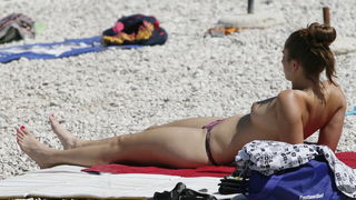 Brela, Makarska, 030711.
Prvi srpanjski vikend i prave ljetne vrucine doveli su veliki broj turista na Makarsku rivijeru. Plaze su prepune kupaca koji uzivaju u suncanju i kupanju.
Na slici: Kupaci na plazi Punta rata u Brelima.
Foto: Ivo Ravlic / CROPIX Brela, Makarska, 030711.
Prvi srpanjski vikend i prave ljetne vrucine doveli su veliki broj turista na Makarsku rivijeru. Plaze su prepune kupaca koji uzivaju u suncanju i kupanju.
Na slici: Kupaci na plazi Punta rata u Brelima.
Foto: Ivo Ravlic / CROPIX