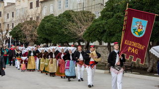 Paški zimski karneval 2017.- Maškarane skupine u karnevalskoj povorci Paški zimski karneval 2017.- Maškarane skupine u karnevalskoj povorci