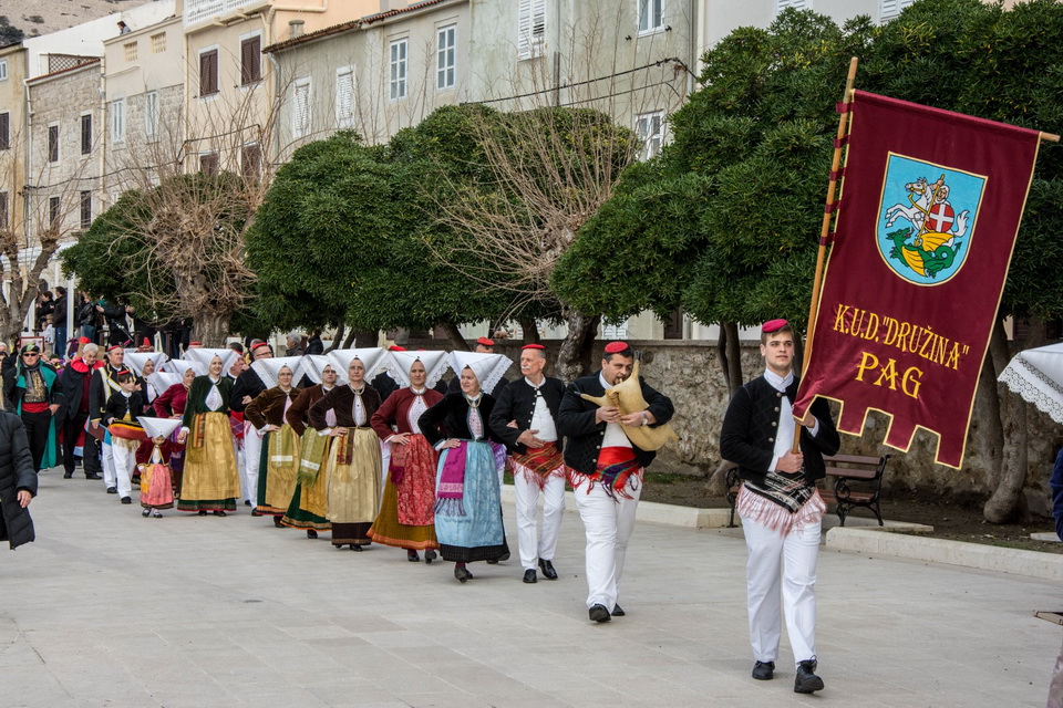 Paški zimski karneval 2017.- Maškarane skupine u karnevalskoj povorci Paški zimski karneval 2017.- Maškarane skupine u karnevalskoj povorci