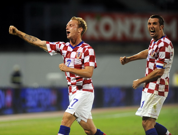 Zagreb, 050909.Stadion Maksimir, kvalifikacijska utakmica skupine 6 za Svjetsko nogometno prvenstvo u Juznoafrickoj Republici, susret reprezentacija Hrvatske i Bjelorusije.Na slici: Raketic, Srna.Foto: Damir Krajac / CROPIX