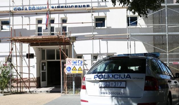 Radnik je pao sa skele dok je izvodio gradjevinske radove na zgradi Veleucilista u Sibeniku i poginuo. Policija je obavila ocevid.