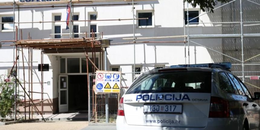 Radnik je pao sa skele dok je izvodio gradjevinske radove na zgradi Veleucilista u Sibeniku i poginuo. Policija je obavila ocevid. Radnik je pao sa skele dok je izvodio gradjevinske radove na zgradi Veleucilista u Sibeniku i poginuo. Policija je obavila ocevid.