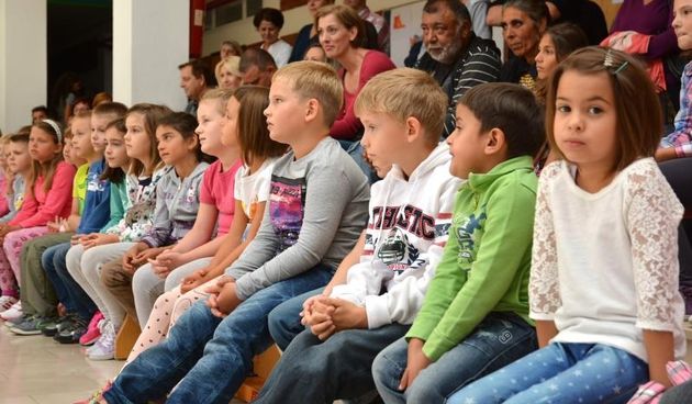 Bjelovar – Polaznici prvog razreda I. osnovne skole prvi su put u pratnji roditelja zakoracili u skolu i ucionicu te s veseljem sjeli u skolske klupe. Photo: Damir Spehar/PIXSELL Autor  Damir Spehar/PIXSELL Ključne riječi  pocetak, prvi razred, osnovnosk