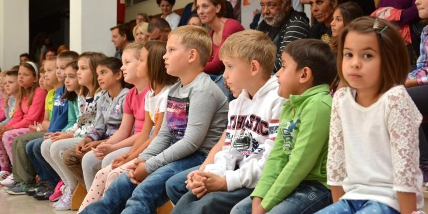 Bjelovar – Polaznici prvog razreda I. osnovne skole prvi su put u pratnji roditelja zakoracili u skolu i ucionicu te s veseljem sjeli u skolske klupe. Photo: Damir Spehar/PIXSELL Autor Damir Spehar/PIXSELL Ključne riječi pocetak, prvi razred, osnovnosk Bjelovar – Polaznici prvog razreda I. osnovne skole prvi su put u pratnji roditelja zakoracili u skolu i ucionicu te s veseljem sjeli u skolske klupe. Photo: Damir Spehar/PIXSELL Autor Damir Spehar/PIXSELL Ključne riječi pocetak, prvi razred, osnovnosk