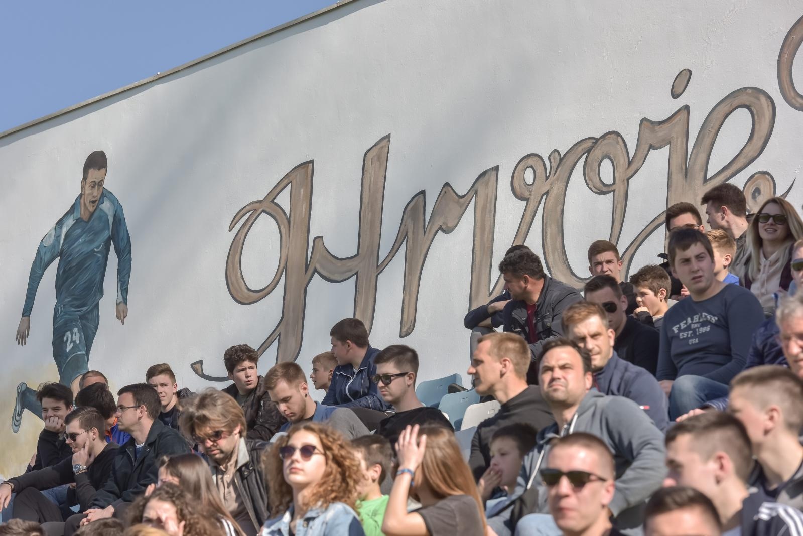 Igrači i navijači NK Zadar obilježili 10. obljetnicu tragične smrti Hrvoja Ćustića Igrači i navijači NK Zadar obilježili 10. obljetnicu tragične smrti Hrvoja Ćustića