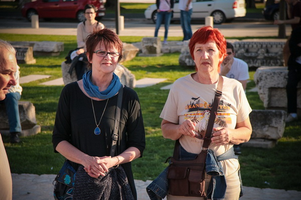 Glazbeno scenski nastup “Iskra ljubavi za mir” i grupna meditacija na Forumu