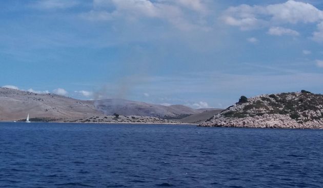 Dva air tractora gase požar u uvali Vrulja na otoku Kornatu