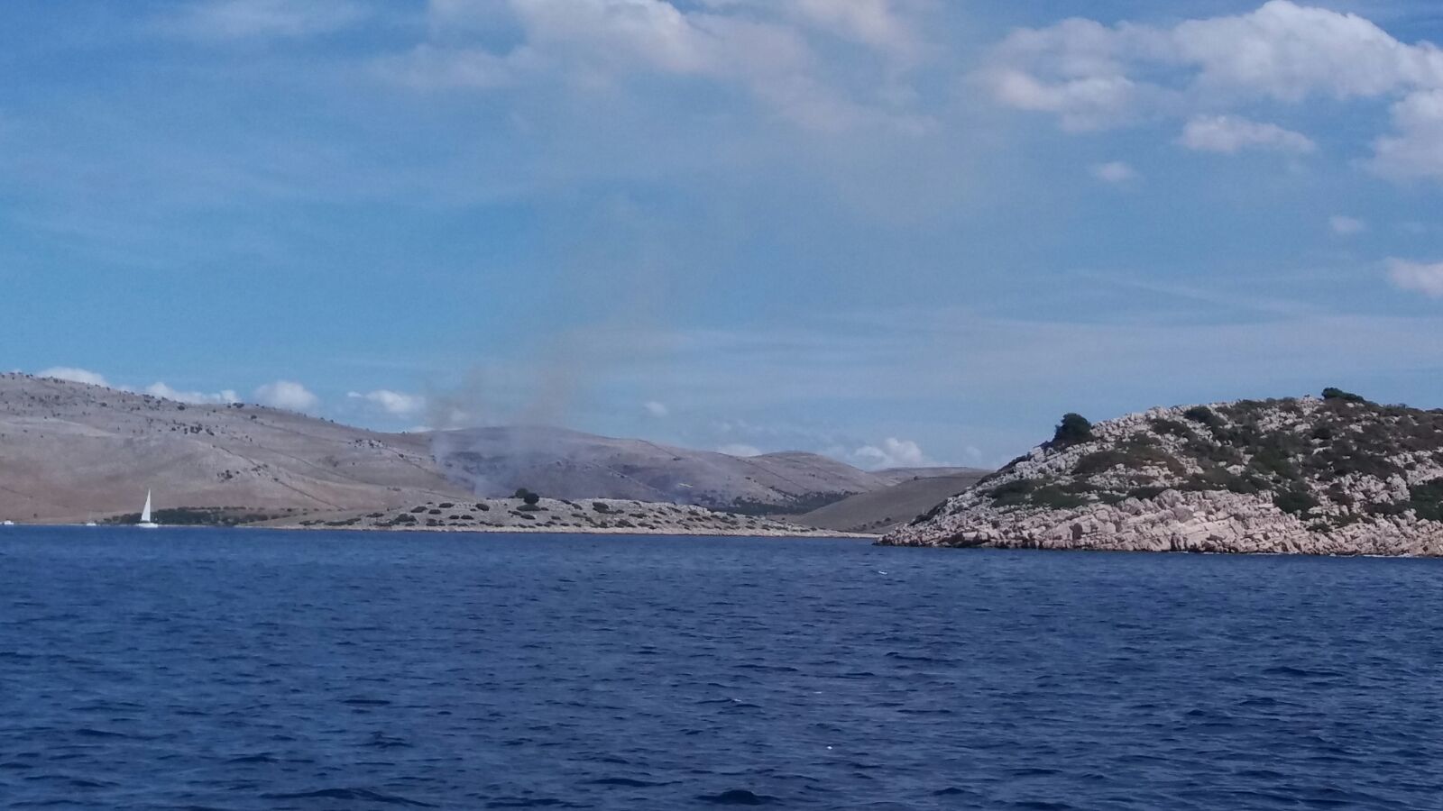 Dva air tractora gase požar u uvali Vrulja na otoku Kornatu Dva air tractora gase požar u uvali Vrulja na otoku Kornatu