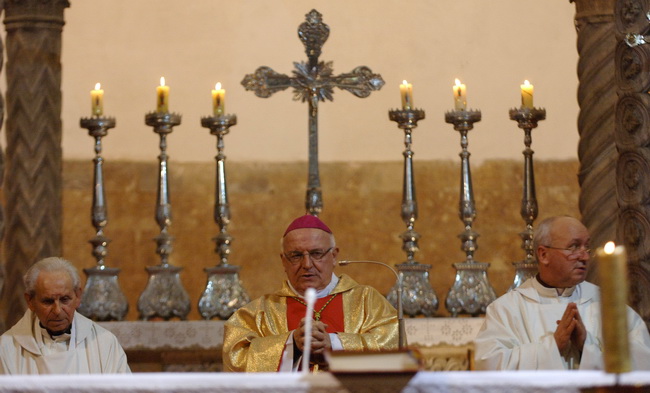 Zadar, 251209.
U prepunoj crkvi Sv. Stosije misu (polnocku) je predvodio zadarski nadbiskup Ivan Prendja.
Foto: Andrija Lucic / CROPIX