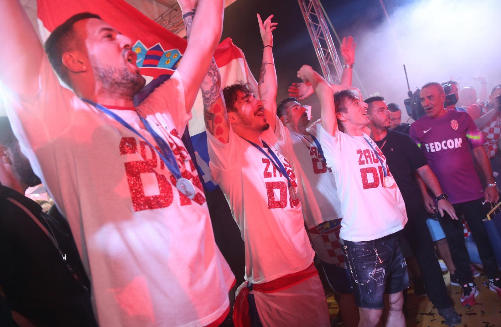 Zadrani na Forumu priredili spektakularan doček za svoje Vatrene Zadrani na Forumu priredili spektakularan doček za svoje Vatrene