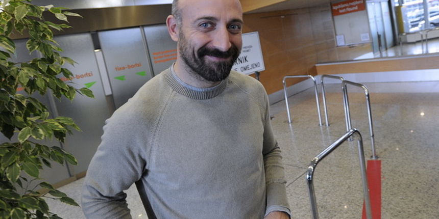 Ljubljana, 071110.
Danas je na ljubljansku zracnu luku Brnik stigao glumac Halit Ergenc poznatiji kao Onur iz sapunice 1001 noc. Stigao je avionom Turkisch airlinesa iz Istanbula.
Na slici: glumac Halit Ergenc.
Foto: Sime Sokota / CROPIX Ljubljana, 071110.
Danas je na ljubljansku zracnu luku Brnik stigao glumac Halit Ergenc poznatiji kao Onur iz sapunice 1001 noc. Stigao je avionom Turkisch airlinesa iz Istanbula.
Na slici: glumac Halit Ergenc.
Foto: Sime Sokota / CROPIX