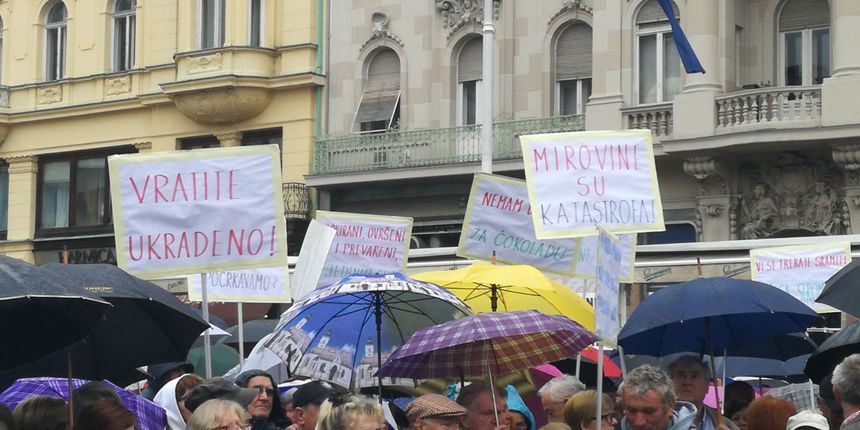 Prosvjed umirovljenika Zaustavimo siromaštvo i poniženje u starosti Prosvjed umirovljenika Zaustavimo siromaštvo i poniženje u starosti