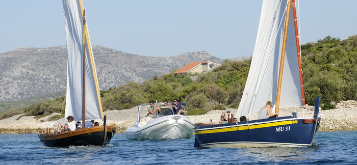 Murter, 021011.
U Murteru odrzana tradicionalna regata brodica ” Latinsko idro” gdje je sudjelovalo sedamdesetak posada.
Na slici: regata.
Foto: Jadran Babic / CROPIX Murter, 021011.
U Murteru odrzana tradicionalna regata brodica ” Latinsko idro” gdje je sudjelovalo sedamdesetak posada.
Na slici: regata.
Foto: Jadran Babic / CROPIX