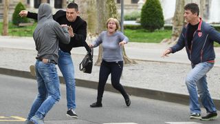 Incident nakon izricanja presude Komšiću: Stric ubijene Kristine nasrnuo na prolaznika Incident nakon izricanja presude Komšiću: Stric ubijene Kristine nasrnuo na prolaznika