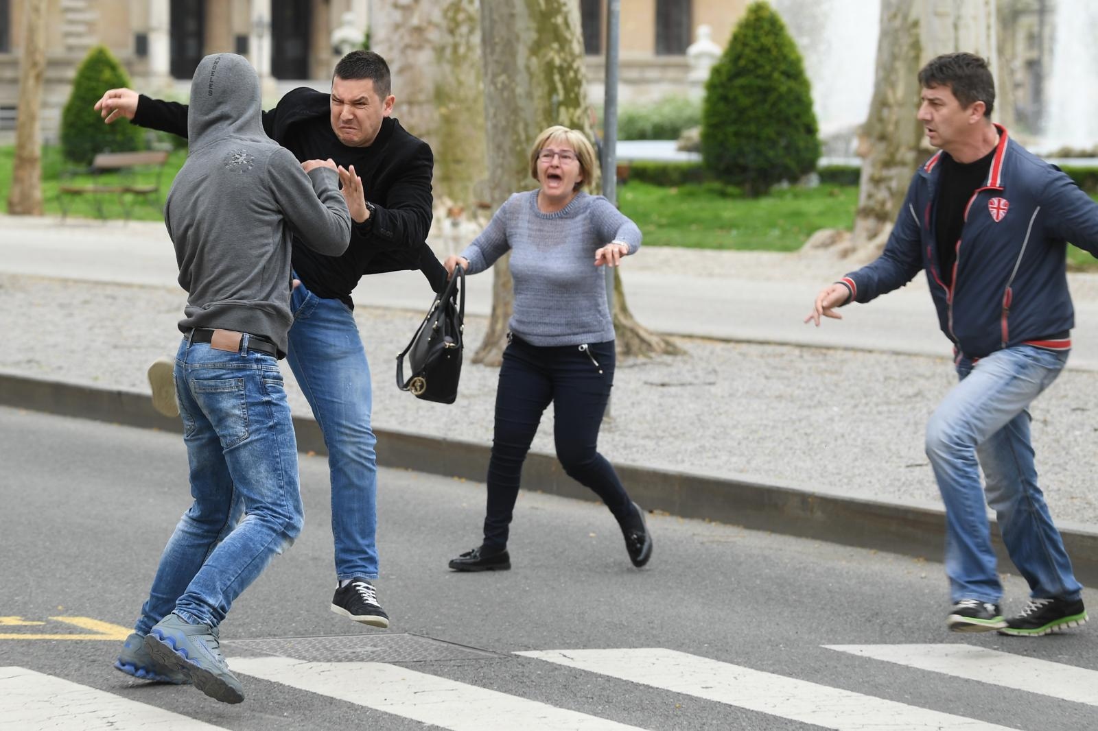 Incident nakon izricanja presude Komšiću: Stric ubijene Kristine nasrnuo na prolaznika Incident nakon izricanja presude Komšiću: Stric ubijene Kristine nasrnuo na prolaznika