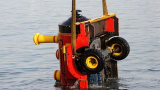 Zadar, 040911.
U noci sa subote na nedjelju nepoznata osoba ukrala je vlakic koji sluzi za turisticko razgledavanje grada i odvezla se s njim u more. Ocevid je u tjeku.
Na fotografiji : vadjenje vlaka iz mora.
Foto: Andrija Lucic / CROPIX Zadar, 040911.
U noci sa subote na nedjelju nepoznata osoba ukrala je vlakic koji sluzi za turisticko razgledavanje grada i odvezla se s njim u more. Ocevid je u tjeku.
Na fotografiji : vadjenje vlaka iz mora.
Foto: Andrija Lucic / CROPIX