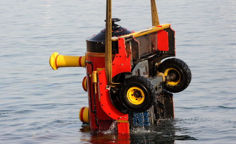 Zadar, 040911.
U noci sa subote na nedjelju nepoznata osoba ukrala je vlakic koji sluzi za turisticko razgledavanje grada i odvezla se s njim u more. Ocevid je u tjeku.
Na fotografiji : vadjenje vlaka iz mora.
Foto: Andrija Lucic / CROPIX Zadar, 040911.
U noci sa subote na nedjelju nepoznata osoba ukrala je vlakic koji sluzi za turisticko razgledavanje grada i odvezla se s njim u more. Ocevid je u tjeku.
Na fotografiji : vadjenje vlaka iz mora.
Foto: Andrija Lucic / CROPIX