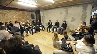 Zagreb, 260213.
Lauba, Prilaz baruna Filipovica 23a.
Otvorenje izlozbe Lovre Artukovica “Lice slike” , ciklus “Lice slike” nastao je od 2006. do 2013. godine, a prikazuje facijalne gestikulacije modela.
Na slici: razgovor sa autorom, Vanja Zanko, Lovre Ar