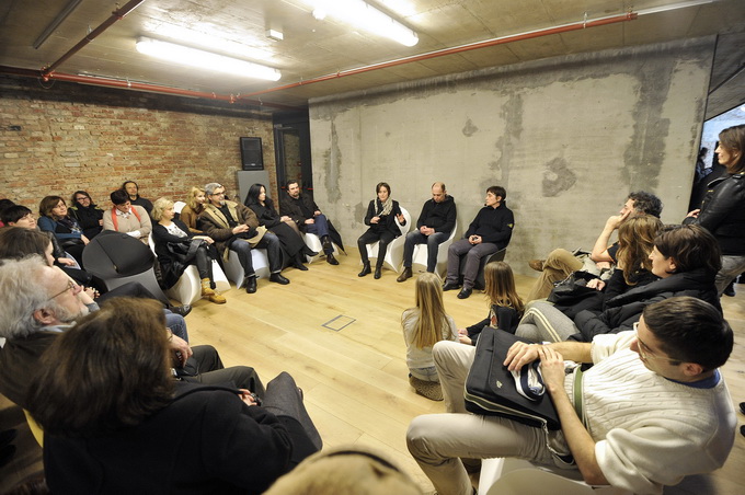 Zagreb, 260213.
Lauba, Prilaz baruna Filipovica 23a.
Otvorenje izlozbe Lovre Artukovica “Lice slike” , ciklus “Lice slike” nastao je od 2006. do 2013. godine, a prikazuje facijalne gestikulacije modela.
Na slici: razgovor sa autorom, Vanja Zanko, Lovre Ar