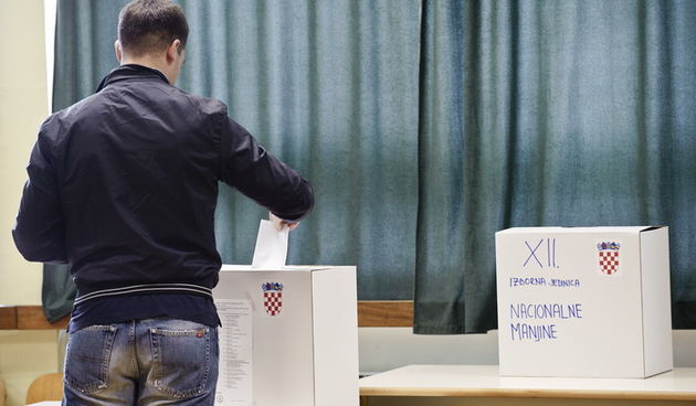 Split, 041211.Parlamentarni izbori 2011.Izborno mjesto Trstenik.Na slici: solidan odaziv gradjana Splita na glasovanje.Foto: Josko Ponos / CROPIX