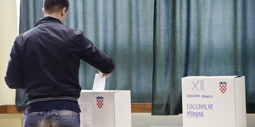Split, 041211.Parlamentarni izbori 2011.Izborno mjesto Trstenik.Na slici: solidan odaziv gradjana Splita na glasovanje.Foto: Josko Ponos / CROPIX Split, 041211.Parlamentarni izbori 2011.Izborno mjesto Trstenik.Na slici: solidan odaziv gradjana Splita na glasovanje.Foto: Josko Ponos / CROPIX