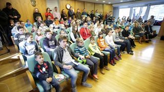 Luki Modriću u dječjoj bolnici u Klaićevoj uručena nagrada nogometaša godine, Photo: Petar Glebov/PIXSELL Luki Modriću u dječjoj bolnici u Klaićevoj uručena nagrada nogometaša godine, Photo: Petar Glebov/PIXSELL