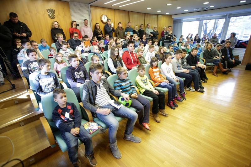 Luki Modriću u dječjoj bolnici u Klaićevoj uručena nagrada nogometaša godine, Photo: Petar Glebov/PIXSELL Luki Modriću u dječjoj bolnici u Klaićevoj uručena nagrada nogometaša godine, Photo: Petar Glebov/PIXSELL