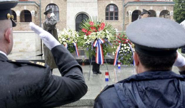 Mirogoj, polaganje vijenaca (CROPIX)