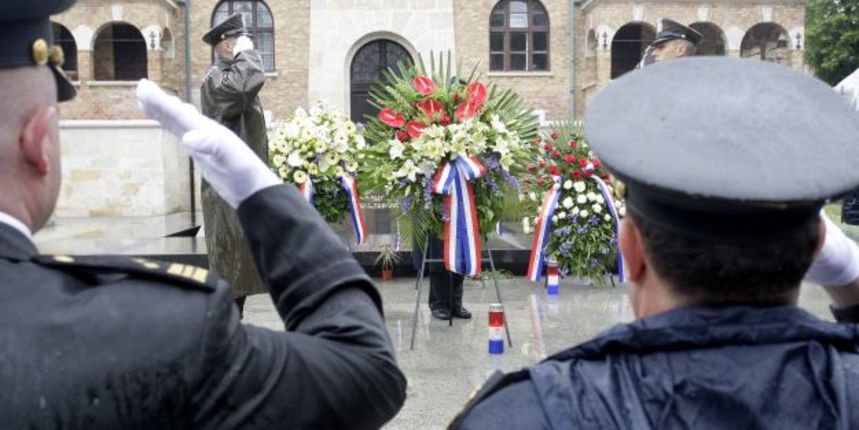 Mirogoj, polaganje vijenaca (CROPIX)