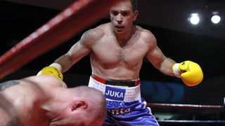 Zadar, 230910
U Fitness klubu Omnia u Zadru odrzani boksacki mecevi izmedju Hrvatskih i Madjarskih boksaca. Na slici detalj iz ringa.
Na slici Ivan Jukic iz Zadra i madjar Mihalj Halas.
Foto: Jure Miskovic / CROPIX Zadar, 230910
U Fitness klubu Omnia u Zadru odrzani boksacki mecevi izmedju Hrvatskih i Madjarskih boksaca. Na slici detalj iz ringa.
Na slici Ivan Jukic iz Zadra i madjar Mihalj Halas.
Foto: Jure Miskovic / CROPIX