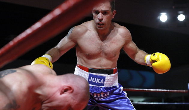 Zadar, 230910
U Fitness klubu Omnia u Zadru odrzani boksacki mecevi izmedju Hrvatskih i Madjarskih boksaca. Na slici detalj iz ringa.
Na slici Ivan Jukic iz Zadra i madjar Mihalj Halas.
Foto: Jure Miskovic / CROPIX