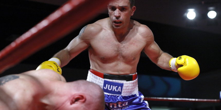 Zadar, 230910
U Fitness klubu Omnia u Zadru odrzani boksacki mecevi izmedju Hrvatskih i Madjarskih boksaca. Na slici detalj iz ringa.
Na slici Ivan Jukic iz Zadra i madjar Mihalj Halas.
Foto: Jure Miskovic / CROPIX Zadar, 230910
U Fitness klubu Omnia u Zadru odrzani boksacki mecevi izmedju Hrvatskih i Madjarskih boksaca. Na slici detalj iz ringa.
Na slici Ivan Jukic iz Zadra i madjar Mihalj Halas.
Foto: Jure Miskovic / CROPIX