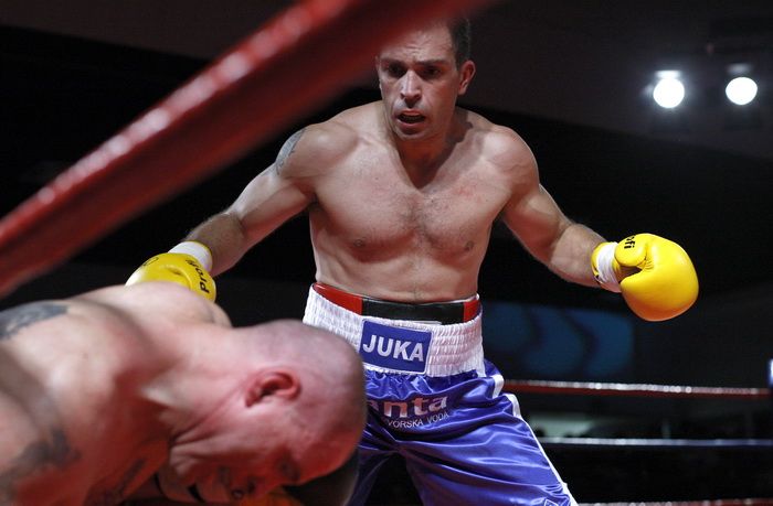 Zadar, 230910
U Fitness klubu Omnia u Zadru odrzani boksacki mecevi izmedju Hrvatskih i Madjarskih boksaca. Na slici detalj iz ringa.
Na slici Ivan Jukic iz Zadra i madjar Mihalj Halas.
Foto: Jure Miskovic / CROPIX Zadar, 230910
U Fitness klubu Omnia u Zadru odrzani boksacki mecevi izmedju Hrvatskih i Madjarskih boksaca. Na slici detalj iz ringa.
Na slici Ivan Jukic iz Zadra i madjar Mihalj Halas.
Foto: Jure Miskovic / CROPIX