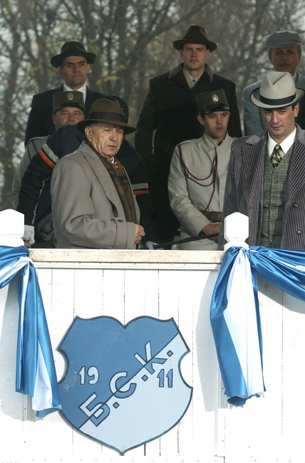 Beograd,071209.
Miroslav Ciro Blazevic na snimanju filma Montevideo bog te video, koji rezira Dragan Bjelogrlic. Radnja filma smjestena je u 1930. godinu i kvalifikacijsku utakmicu za odlazak na Svjetsko nogometno prvenstvo koje se odrazalo u Urugvaj.
Fot