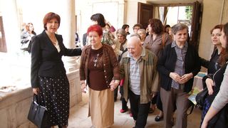 Izložba nosi naziv “Približavanje – stih i slika”, a otvara se u klaustru samostana Sv. Frane. Izložba nosi naziv “Približavanje – stih i slika”, a otvara se u klaustru samostana Sv. Frane.