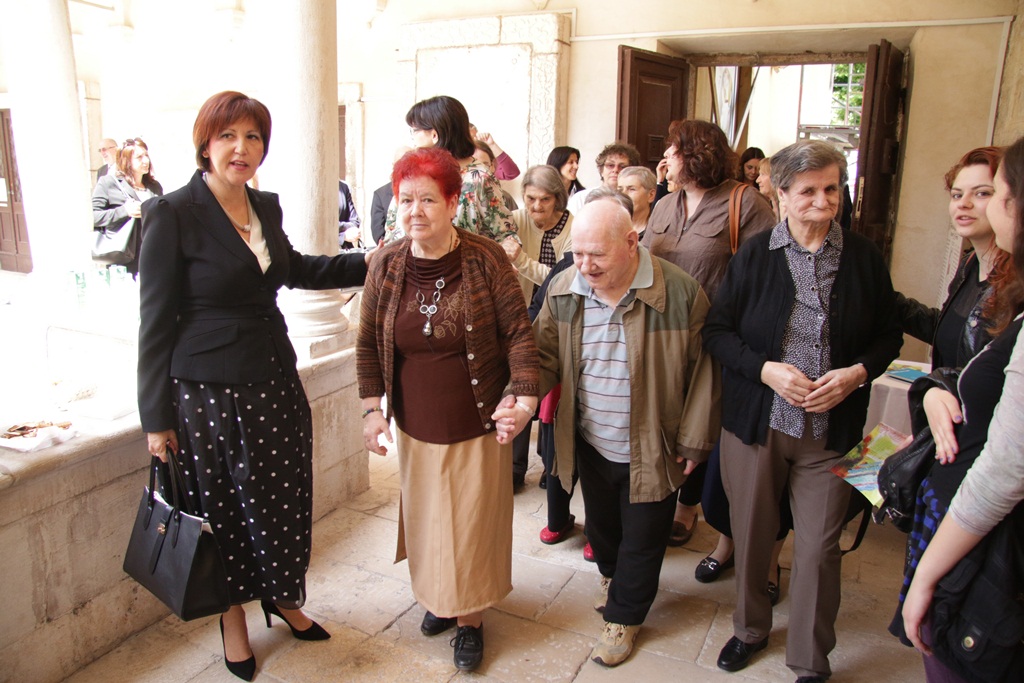 Izložba nosi naziv “Približavanje – stih i slika”, a otvara se u klaustru samostana Sv. Frane. Izložba nosi naziv “Približavanje – stih i slika”, a otvara se u klaustru samostana Sv. Frane.