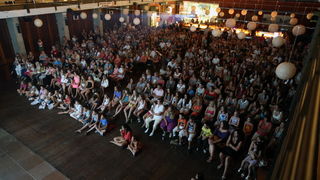 Zadar, 170712. 
Klub Arsenal.
Prikazivanje filma Izgubljeni princ – Larin izbor.
Na projekciji filma posjetitelji su imali priliku druziti se s glumcima iz serijala Larin izbor Doris Pincic i Ivanom Hercegom.
Na fotografiji: popunjeni klub.
Foto: Jure Mis