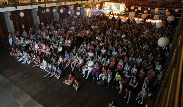 Zadar, 170712. 
Klub Arsenal.
Prikazivanje filma Izgubljeni princ – Larin izbor.
Na projekciji filma posjetitelji su imali priliku druziti se s glumcima iz serijala Larin izbor Doris Pincic i Ivanom Hercegom.
Na fotografiji: popunjeni klub.
Foto: Jure Mis