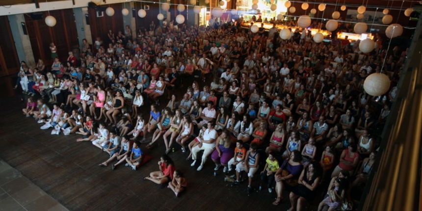 Zadar, 170712.
Klub Arsenal.
Prikazivanje filma Izgubljeni princ – Larin izbor.
Na projekciji filma posjetitelji su imali priliku druziti se s glumcima iz serijala Larin izbor Doris Pincic i Ivanom Hercegom.
Na fotografiji: popunjeni klub.
Foto: Jure Mis Zadar, 170712.
Klub Arsenal.
Prikazivanje filma Izgubljeni princ – Larin izbor.
Na projekciji filma posjetitelji su imali priliku druziti se s glumcima iz serijala Larin izbor Doris Pincic i Ivanom Hercegom.
Na fotografiji: popunjeni klub.
Foto: Jure Mis