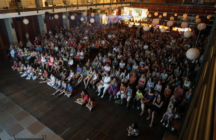 Zadar, 170712. 
Klub Arsenal.
Prikazivanje filma Izgubljeni princ – Larin izbor.
Na projekciji filma posjetitelji su imali priliku druziti se s glumcima iz serijala Larin izbor Doris Pincic i Ivanom Hercegom.
Na fotografiji: popunjeni klub.
Foto: Jure Mis