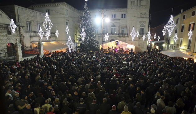 Zadar, 010113.
Docek Nove 2013. godine.Narodni trg. 
Na punim gradskim trgovima i ulicama te mnostvo glazbe i veselja slavilo se do dugo u noc ispracaj Stare 2012. i docek Nove 2013. godine.
Na Narodnom trgu Nova 2013. se docekala uz nastup grupe Kanela i