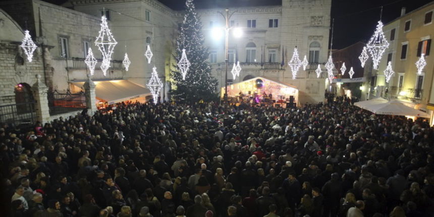 Zadar, 010113.
Docek Nove 2013. godine.Narodni trg.
Na punim gradskim trgovima i ulicama te mnostvo glazbe i veselja slavilo se do dugo u noc ispracaj Stare 2012. i docek Nove 2013. godine.
Na Narodnom trgu Nova 2013. se docekala uz nastup grupe Kanela i Zadar, 010113.
Docek Nove 2013. godine.Narodni trg.
Na punim gradskim trgovima i ulicama te mnostvo glazbe i veselja slavilo se do dugo u noc ispracaj Stare 2012. i docek Nove 2013. godine.
Na Narodnom trgu Nova 2013. se docekala uz nastup grupe Kanela i