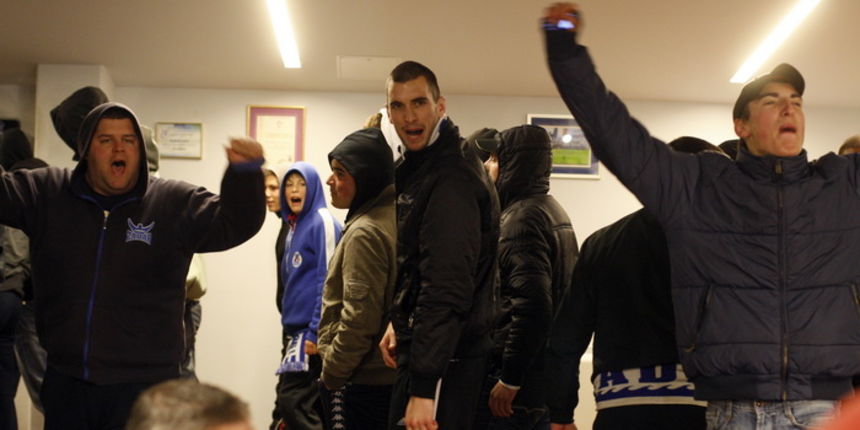 Zadar, 130311.
Kosarkaska utakmica KK Zadar – KK Hemofarm. Dvorana Kresimira Cosica u Zadru. Na slici predstavnici navijacke skupine Tornado koji su upali na konferenciju za novinare sa povicima Uprava odlazi.
Foto: Jure Miskovic / CROPIX Zadar, 130311.
Kosarkaska utakmica KK Zadar – KK Hemofarm. Dvorana Kresimira Cosica u Zadru. Na slici predstavnici navijacke skupine Tornado koji su upali na konferenciju za novinare sa povicima Uprava odlazi.
Foto: Jure Miskovic / CROPIX